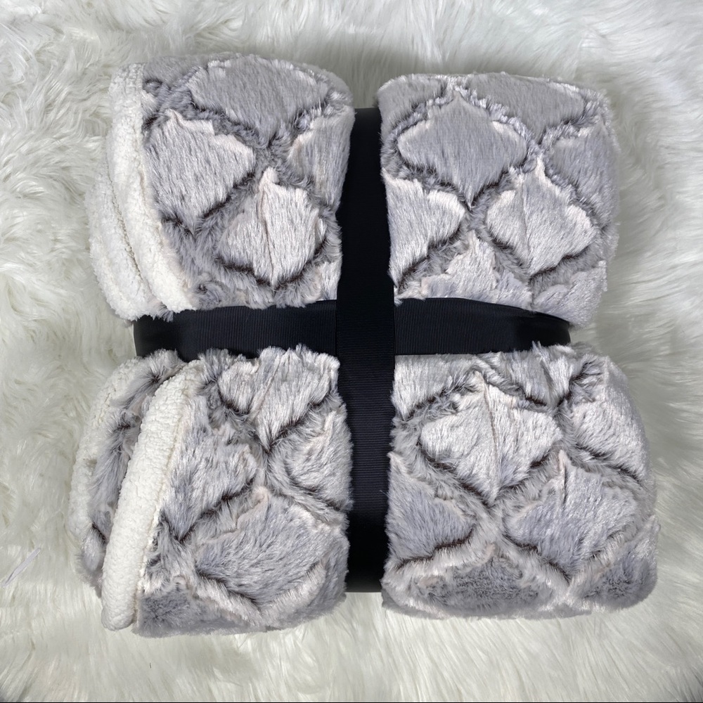 ✨SALE✨Arabesque Cookies & Cream Micromink Sherpa Throw - Picture 2 of 3